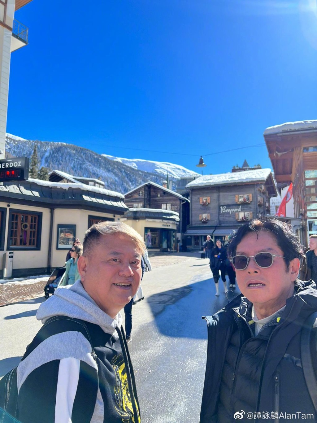 今年3月谭咏麟与陈百祥一同去欧洲滑雪。