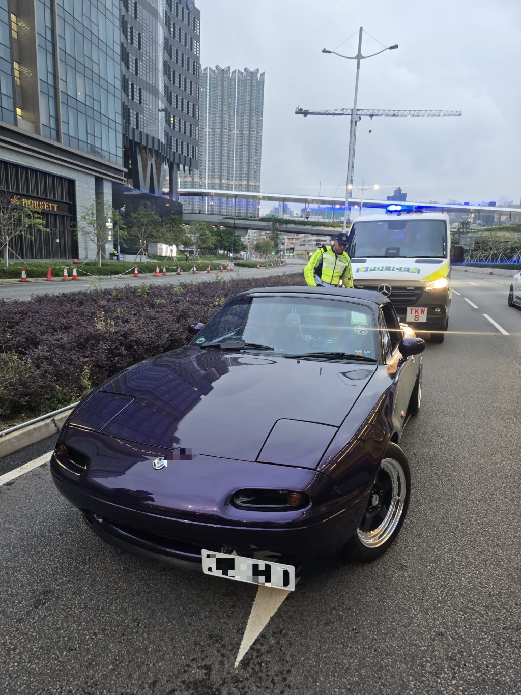 行動中，警方共發現17輛私家車懷疑被非法改裝或其車身構造涉嫌違反《道路交通(車輛構造及保養)規例》。