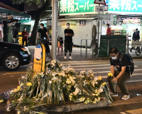 市民在安全島擺鮮花悼念。徐裕民攝
