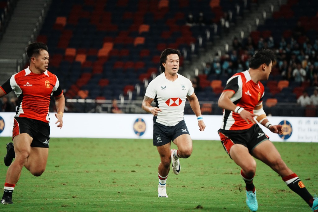 港男子隊旗開得勝。