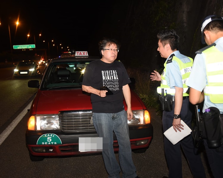 涉事的士司機協助警方調查。