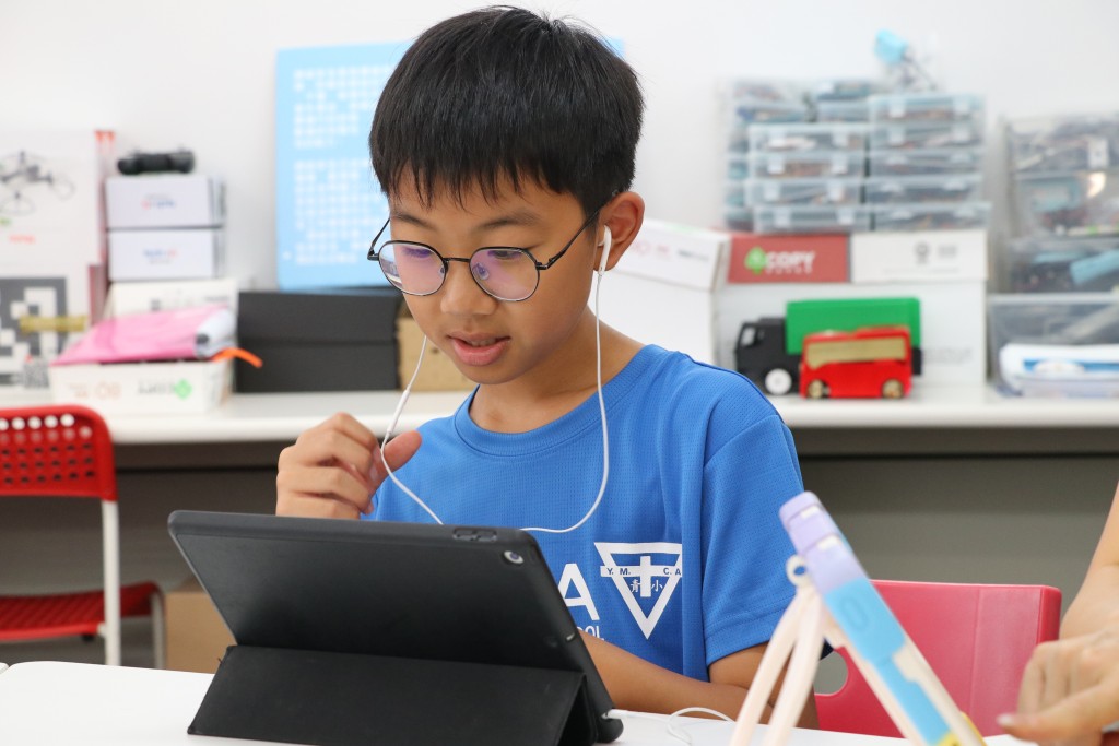 中華基督教青年會小學引入指定的AI英語學習平台，讓學生打破時間與地域限制，在家中也能隨時練習口語。（圖片來源：受訪者提供）