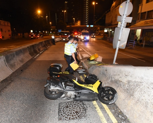 一輛電單車於牛池灣市政大廈對開急彎撞路牌，44歲司機重創。