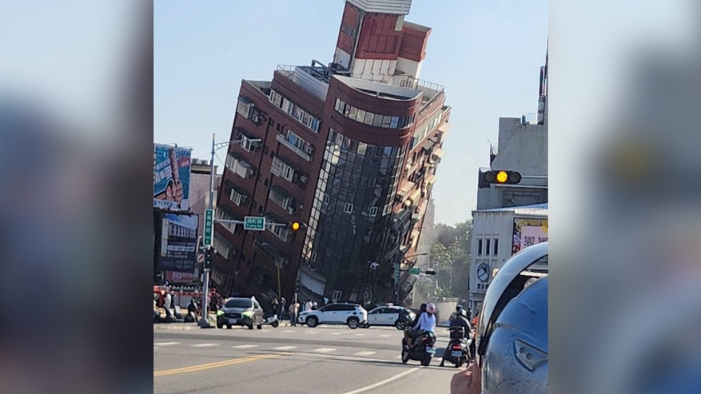 台灣花蓮發生7.2級地震，有建築物被震至傾側。FB