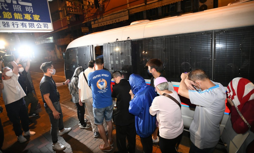 行動中,警方拘捕35人。