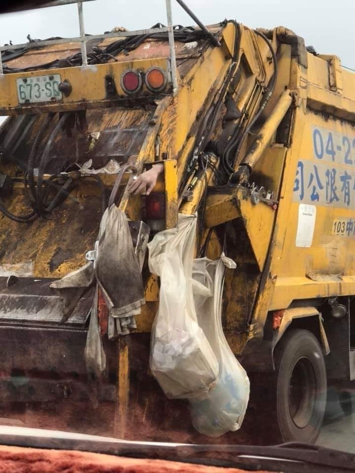 垃圾車的車尾突出一隻斷手很嚇人。fb