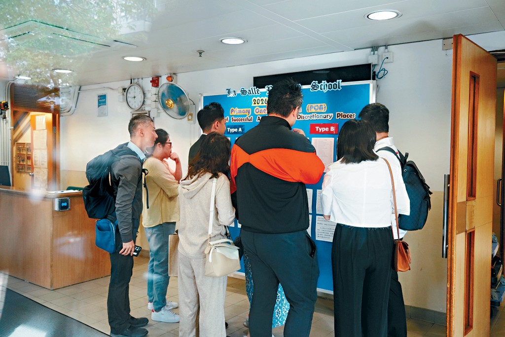 小一自行分配學位結果昨日公布，有家長早上8時許已到喇沙小學查看結果。