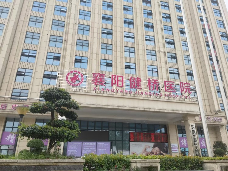 湖北襄阳健桥医院院长叶有芝被揭发贩卖婴儿出生证明。微博