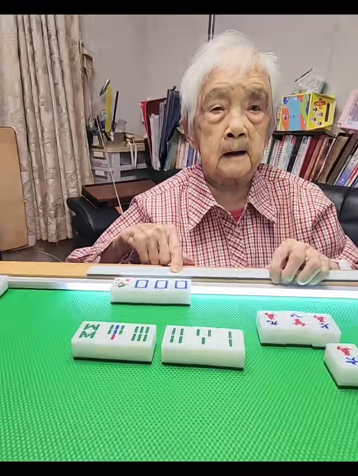 親戚造緊十三么,張彥博嫲嫲碰了白板,嫲嫲對他說:「仲有一隻吖嘛!」 親戚造緊十三么,張彥博嫲嫲碰了白板,嫲嫲對他說:「仲有一隻吖嘛!」