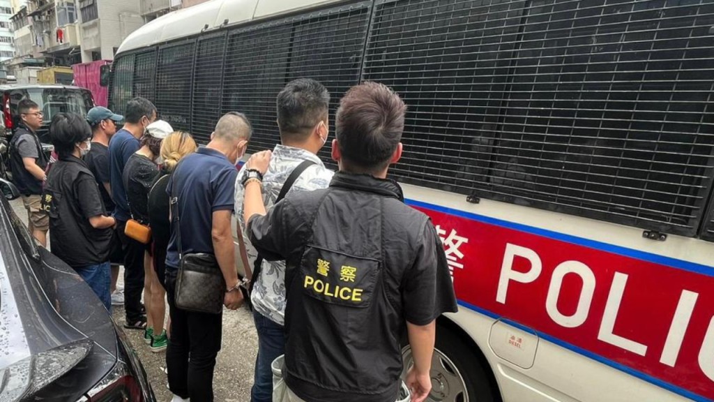 警搗深水埗釣魚機賭檔 拘8人包括被通緝女檔主。警方圖片