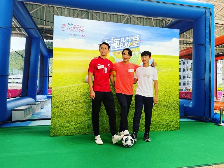 2022年8月，兩父子同港足男神黃威一起較量球技。