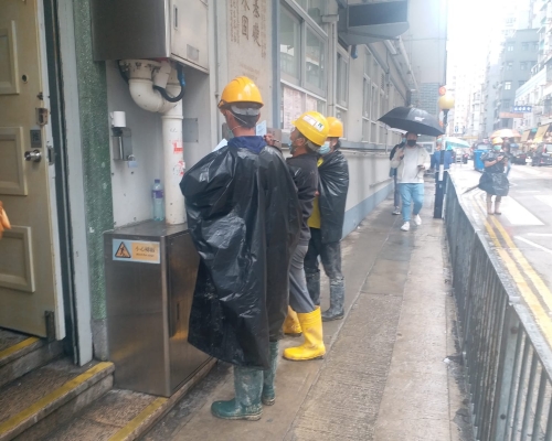 有建築工人前往提交檢測樣本瓶。