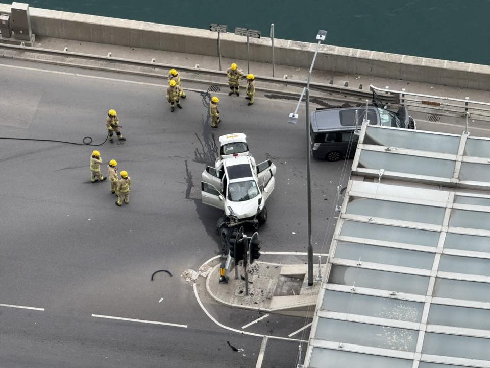 兩架私家車於日出康城LP6對開的環澳路發生相撞。網上圖片 兩架私家車於日出康城LP6對開的環澳路發生相撞。網上圖片