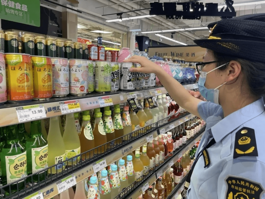 上海金山突击检查超市。