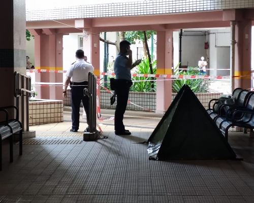 警員以帳篷遮蓋死者遺體。
