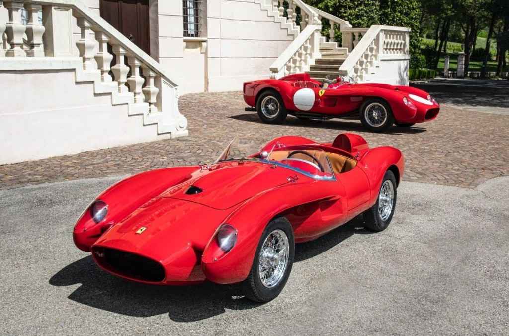 前方Testa Rossa J電動跑車，是向後方Ferrari 250 Testa Rossa致敬。