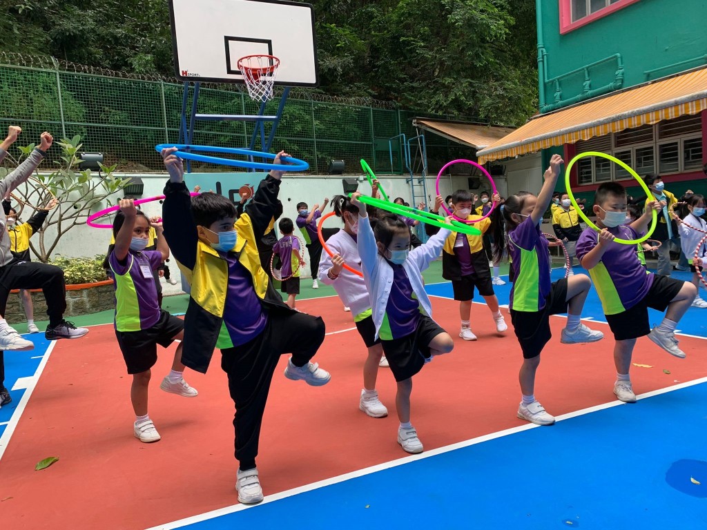  學生「每日一練」，在操場練習舞獅的基本功。