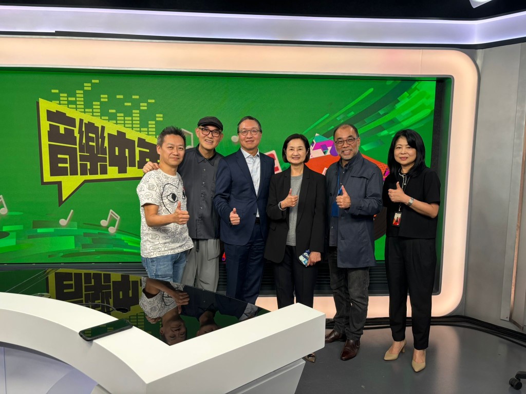 林定國(左三)認為《愛是這樣甜》歌詞也蘊藏著建立和維持感情的真諦,是充滿甜蜜的回憶。林定國FB圖片 林定國(左三)認為《愛是這樣甜》歌詞也蘊藏著建立和維持感情的真諦,是充滿甜蜜的回憶。林定國FB圖片