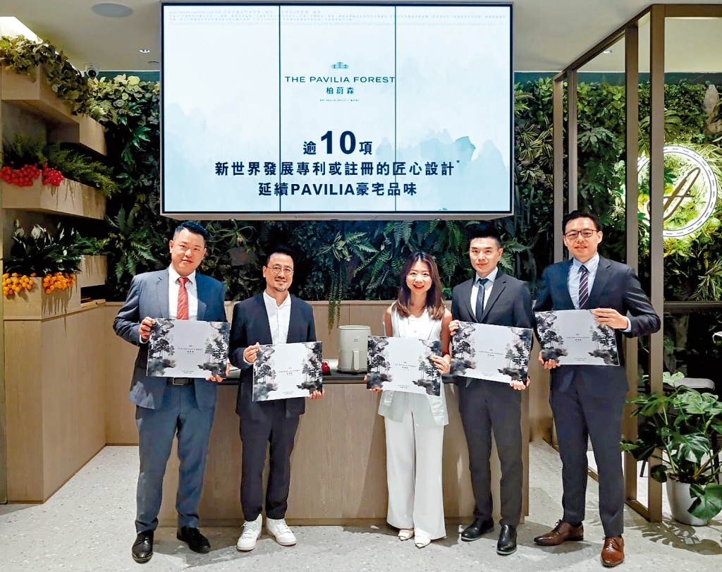 新世界何家欣(右三)表示,啟德柏蔚森I最快下周開價,料主要推出2房單位。遠東陳富強(左一)。