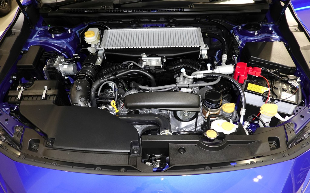 富士Subaru WRX四门手波版2.4公升水平对向四汽缸Turbo引擎，输出马力275ps、扭力350Nm。