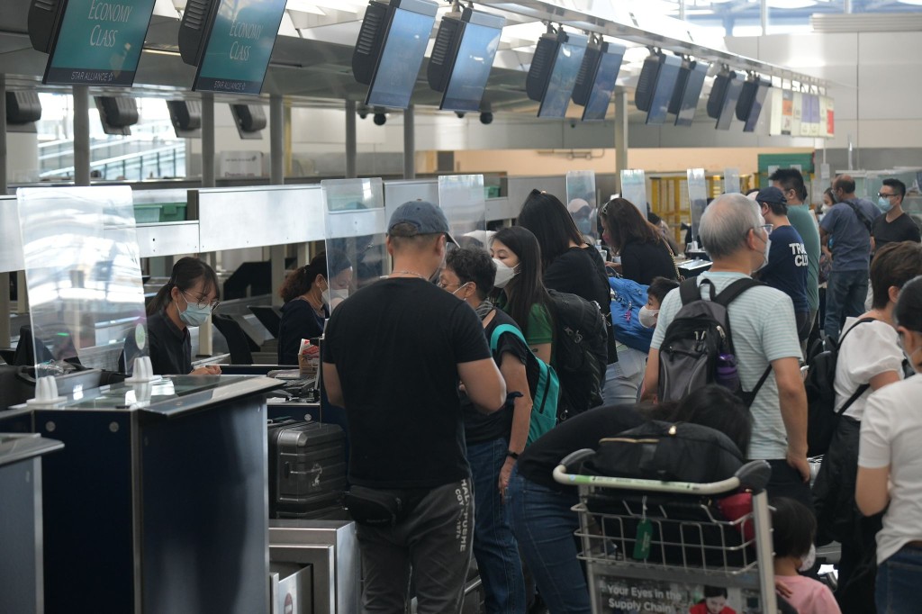 旅客在航空公司柜枱前办手续。