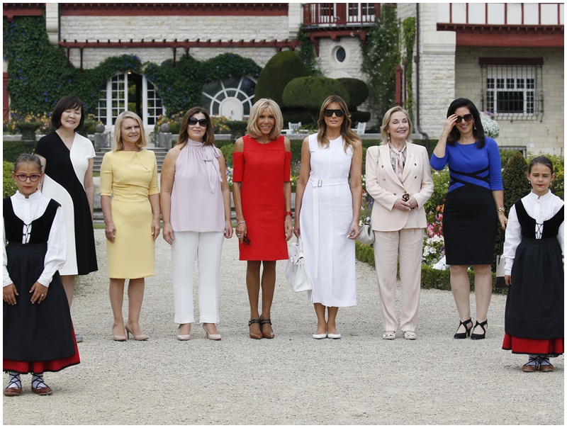 G7峰会，第一夫人们游法国小村，品酒赏红辣椒。AP