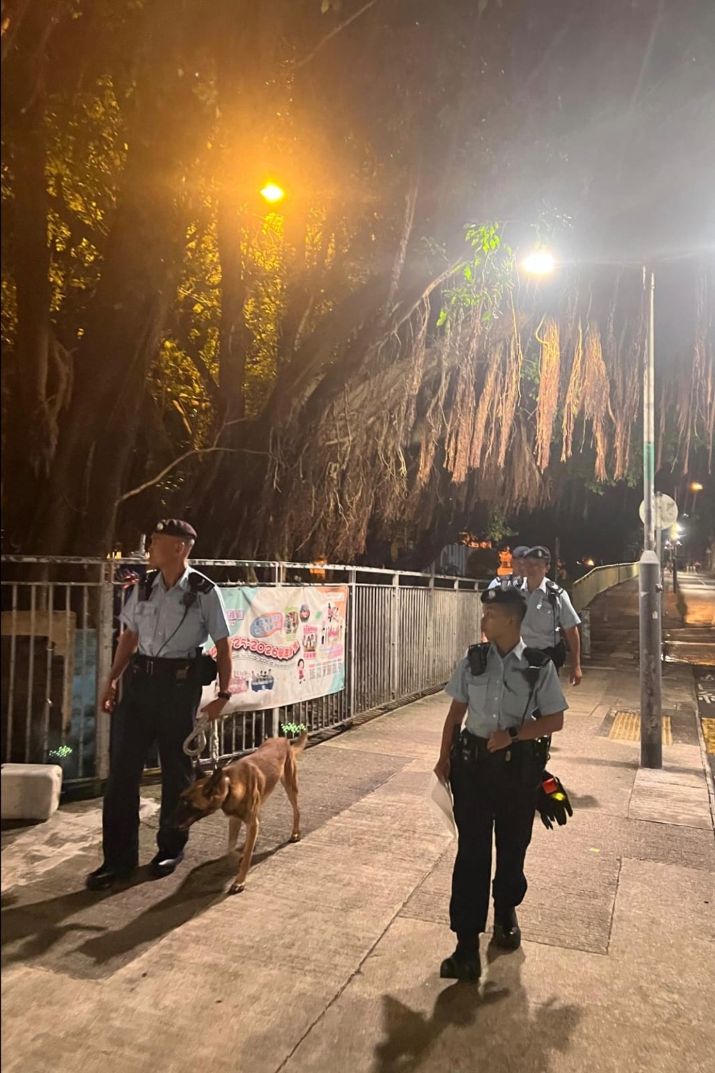 新界南總區機動部隊聯同新界南總區衝鋒隊人員昨日(八月二十九日)在沙田區內公共屋邨一帶展開代號「馳箭」(ARROWFLASH)的反罪惡行動。警方圖片 新界南總區機動部隊聯同新界南總區衝鋒隊人員昨日(八月二十九日)在沙田區內公共屋邨一帶展開代號「馳箭」(ARROWFLASH)的反罪惡行動。警方圖片