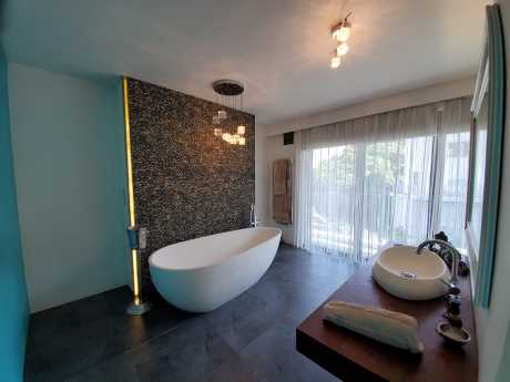 浴室面積寬敞，並置有浴缸。