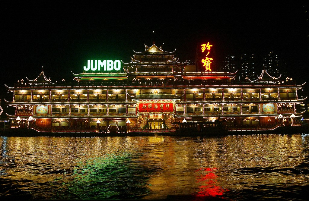 珍宝海鲜舫曾是香港南区的著名地标，有“世界上最大的海上食府”之称。资料图片