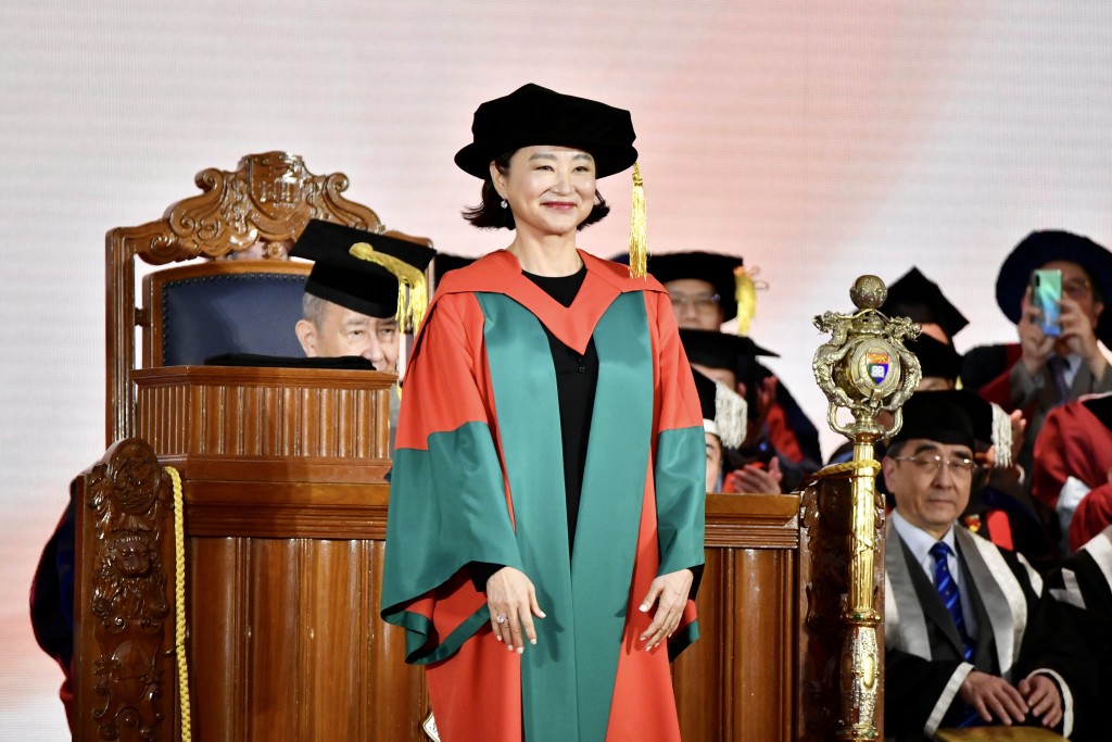 林青霞去年獲香港大學頒授名譽社會科學博士學位，以表揚其藝術文化貢獻。