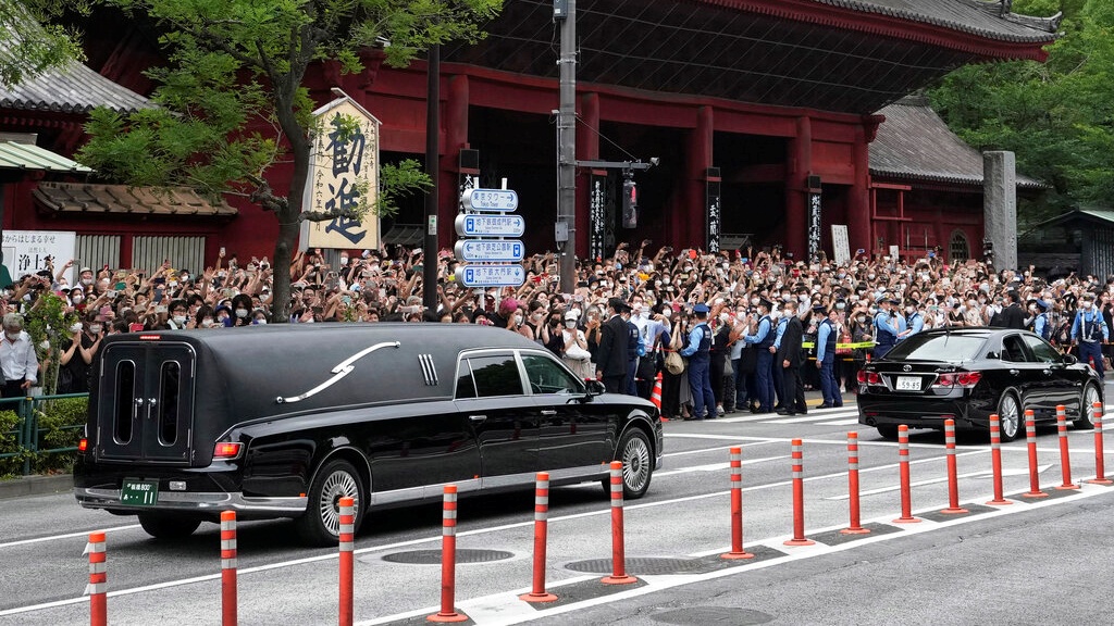 日本政府在今早的內閣會議通過,將於9月27日為安倍晉三舉行國葬。AP圖片