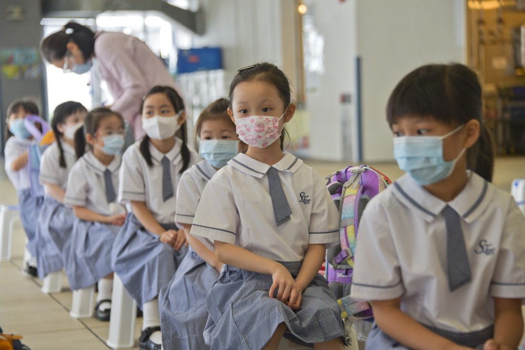 未接種新冠疫苗的學生未能參與部分非學術活動，小朋友在校內或需與同學接受不同安排，Rex建議家長可向孩子解釋這是分組活動。