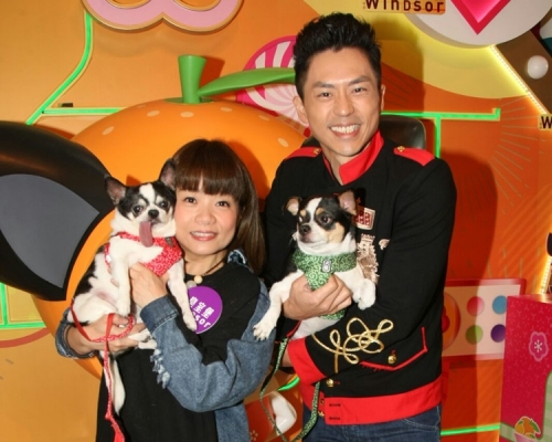 森美慨嘆自己的利是錢不及小儀的兩隻愛犬。