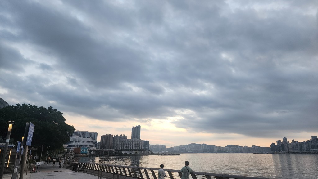 天文台預料本港今日天氣部分時間有陽光,日間炎熱。 天文台預料本港今日天氣部分時間有陽光,日間炎熱。