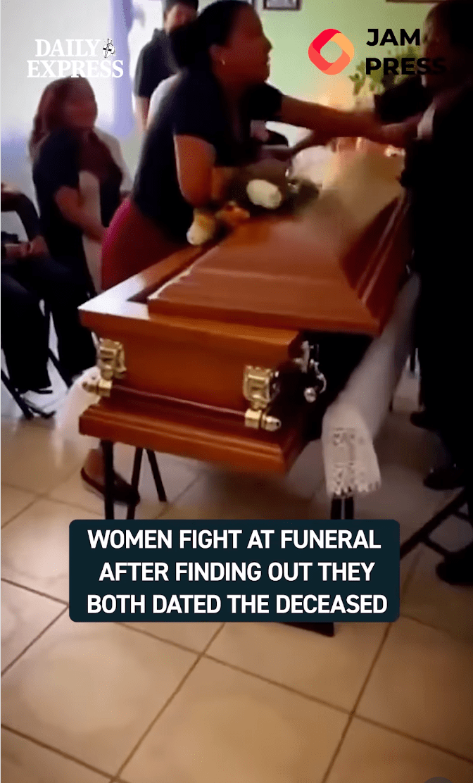 两女由口角演变成肢体冲突，在灵堂内疯狂扭打、互扯头发。IG@Daily Express影片截图