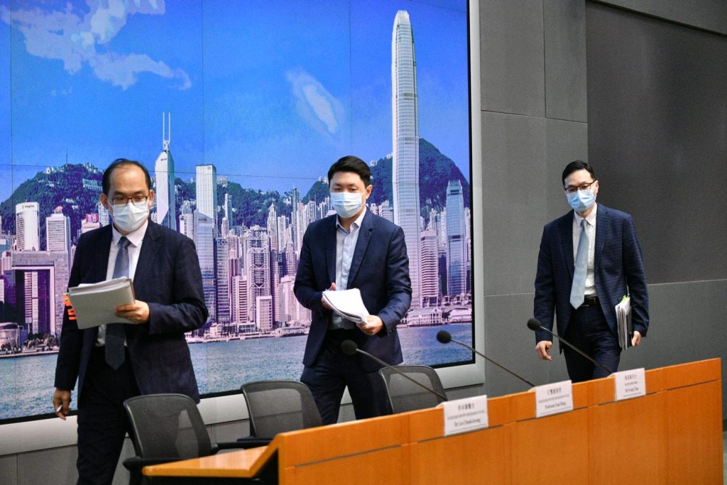 李卓廣（左）、孔繁毅（中）、衞生署助理署長陳凌峯（右）會見傳媒。