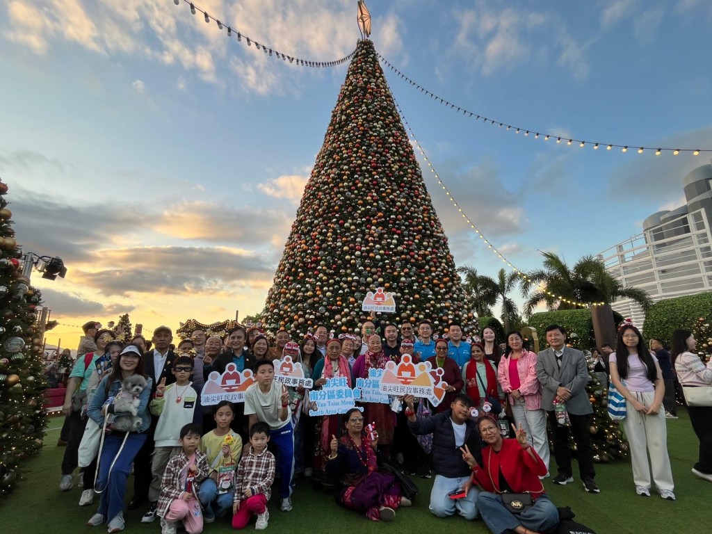 基層家庭及少數族裔家庭提早感受聖誕節日喜慶氣氛。