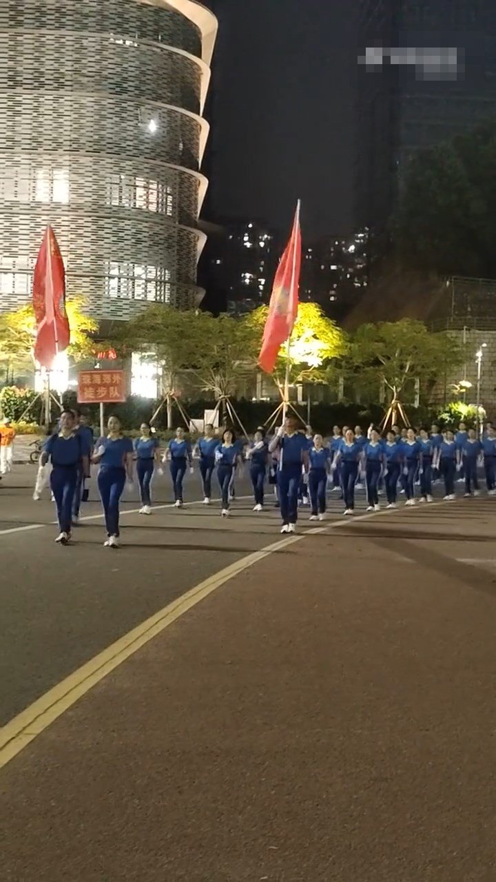 “徒步队”穿上整齐制服步操。微博
