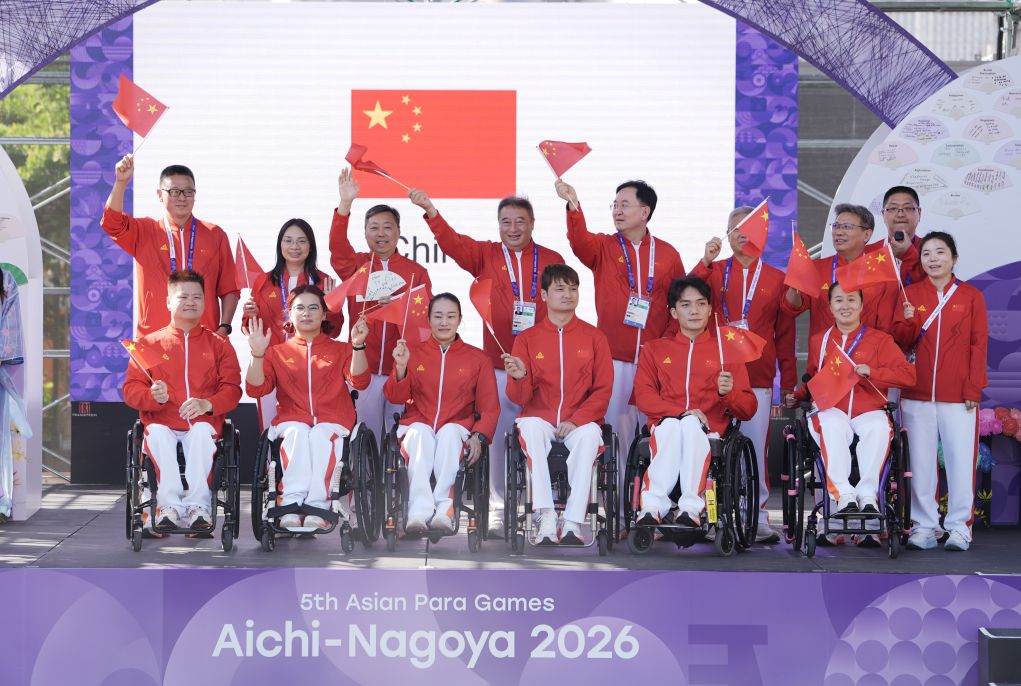 10月17日，中国体育代表团成员出席欢迎仪式。 新华社