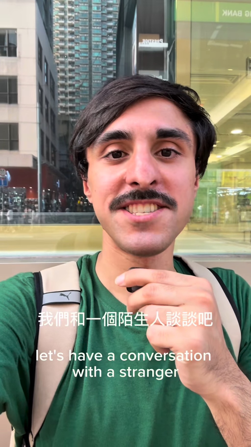 有外籍KOL在香港拍片，於街頭找陌生人對話。