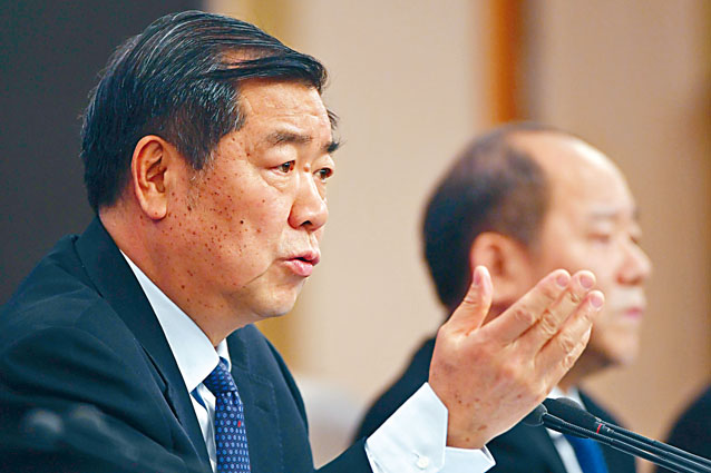 國家發改委主任何立峰與副主任寧吉喆召開記者會。