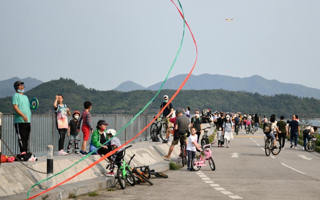 衆多市民到大尾篤郊遊。