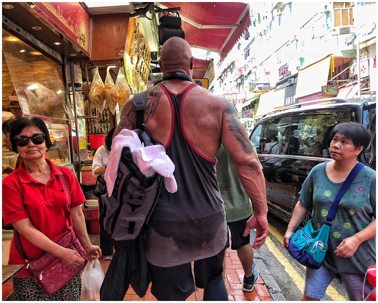 早前,巨石強森到香港街頭,與本地人相比,十分大隻。IG圖