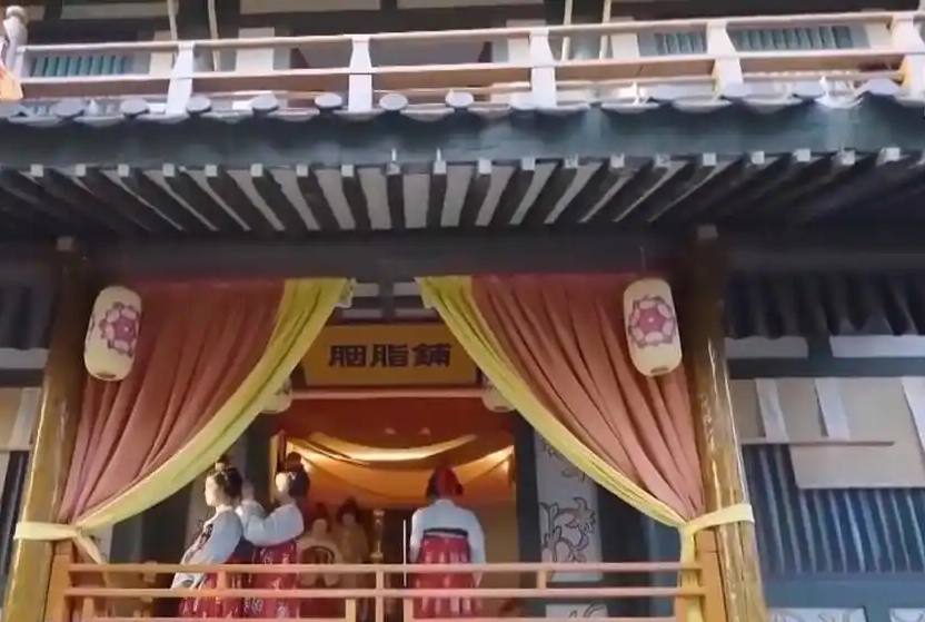 站在朱雀廊前,就像走進了《長安的荔枝》裡李善德仰望長安的場景。 央視截圖 站在朱雀廊前,就像走進了《長安的荔枝》裡李善德仰望長安的場景。 央視截圖
