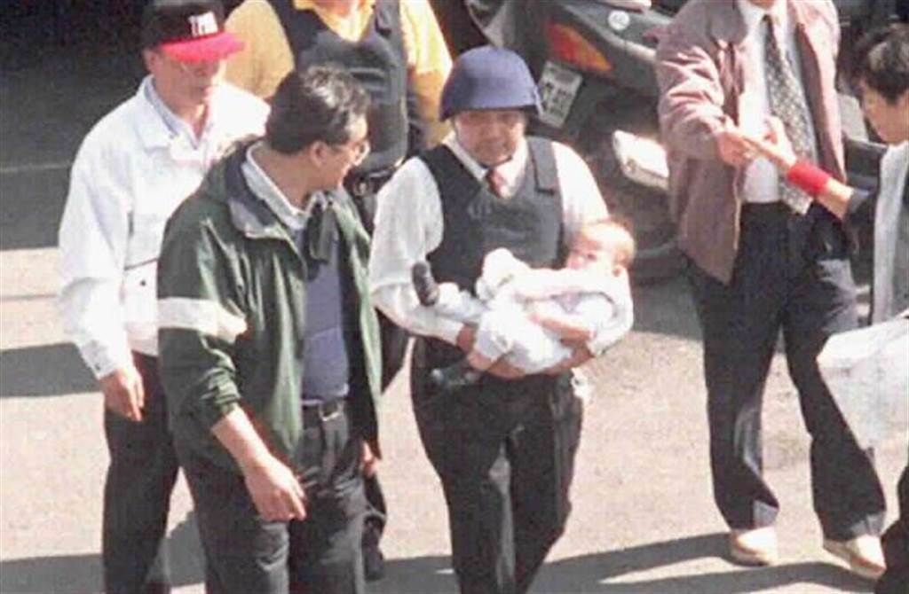 1997年挟持南非武官案，侯友宜抱著武官幼子离开官邸的照片。