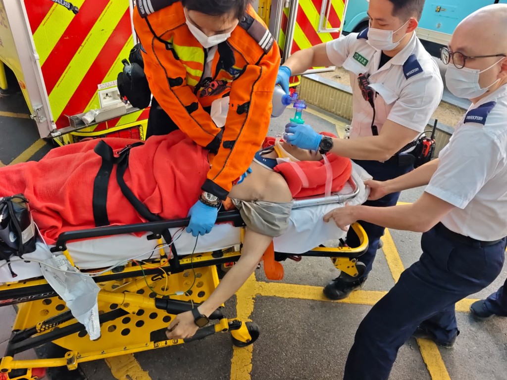 工人戴上氧氣罩送院。