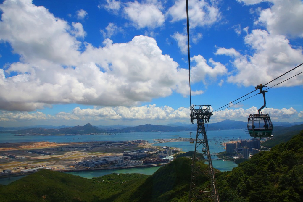 搭乘昂坪360纜車可飽覽大嶼山美景。