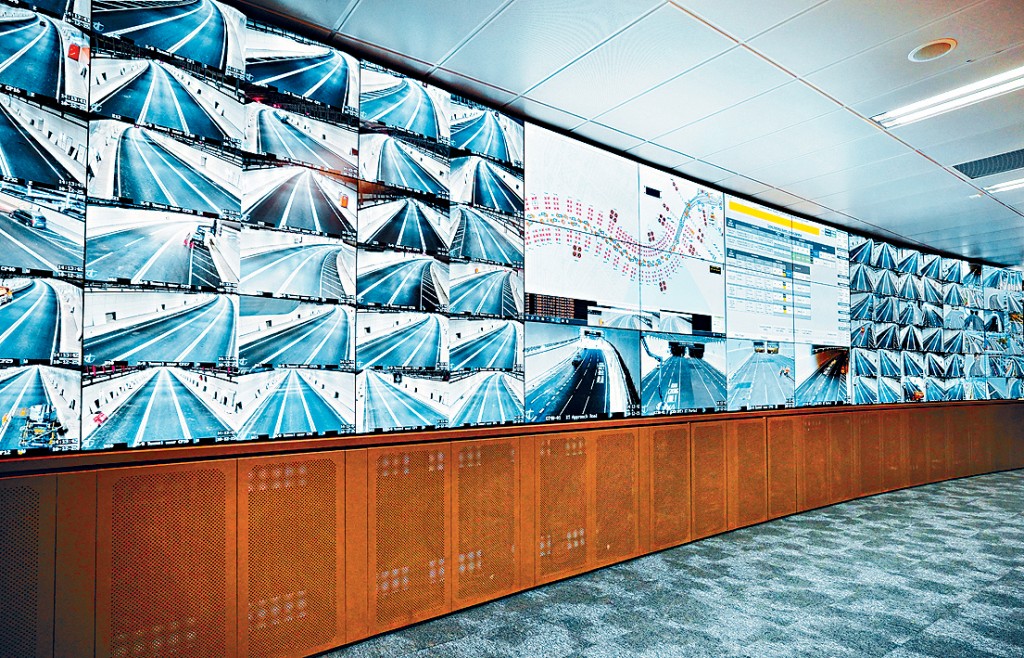 通車後，管制人員可在啟德行政大樓的控制室實時監察隧道運作。