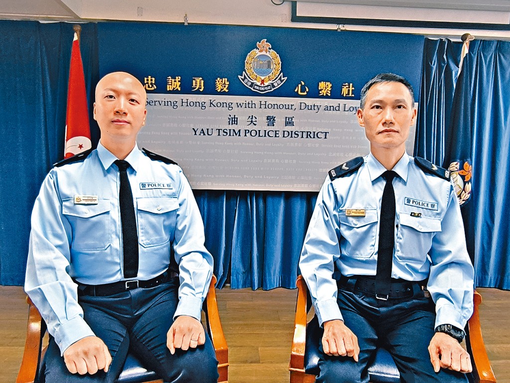 警員郭文輝(左)、袁永成(右)處理涉及遊客的求助個案時,往往行多一步盡快妥善解決事件,希望令遊客對香港留下良好形象。