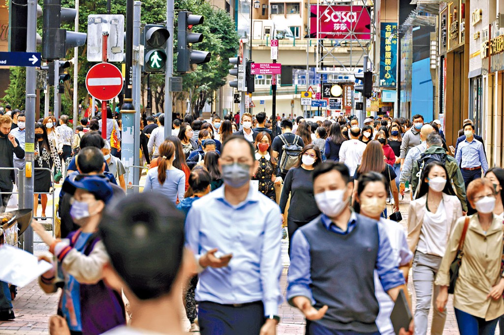 本港近日新增確診在萬宗上落。 